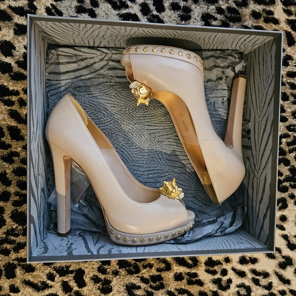 Alexander McQueen Barnacle Skull Platform Pumps Size 39 Nude.